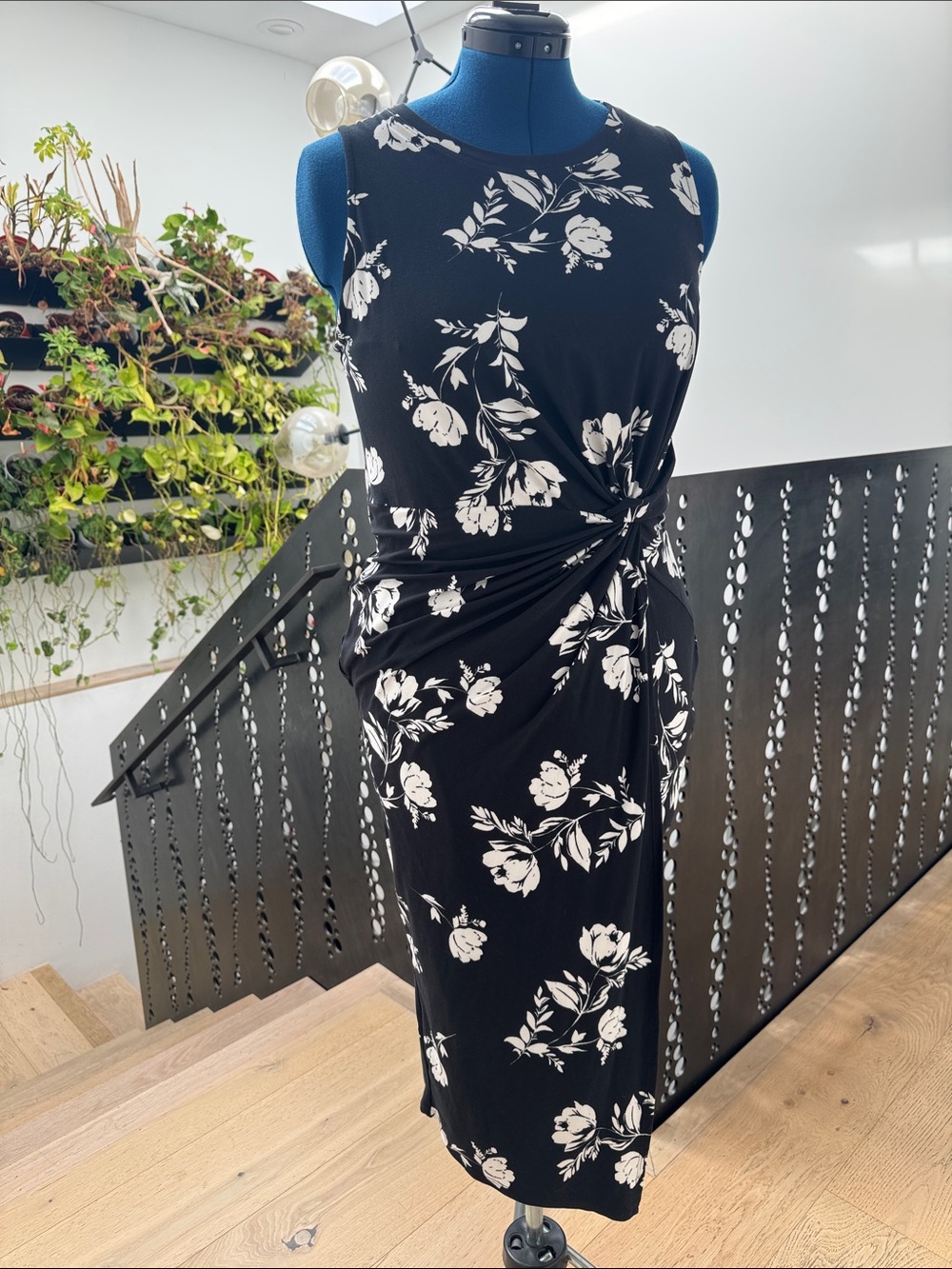 nine britton Black & White Floral Twist-Side Sheath Dress